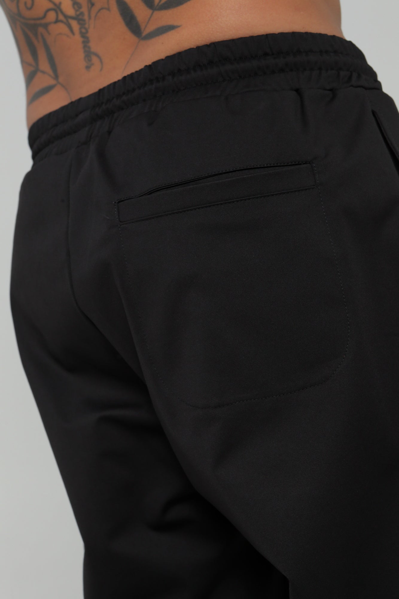 Pantalón bolsillo posterior