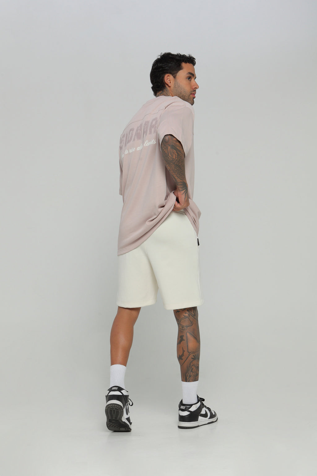 Camiseta hombre boxy fit cuello redondo con cortes