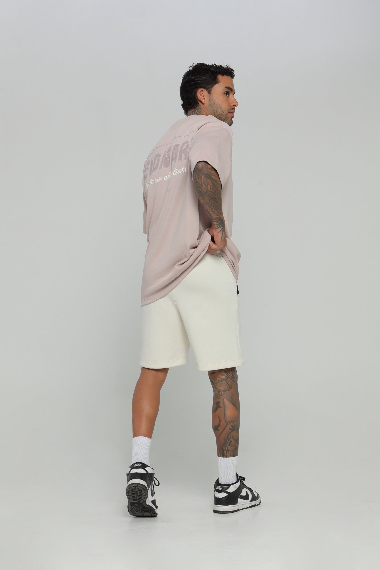 Camiseta hombre boxy fit cuello redondo con cortes