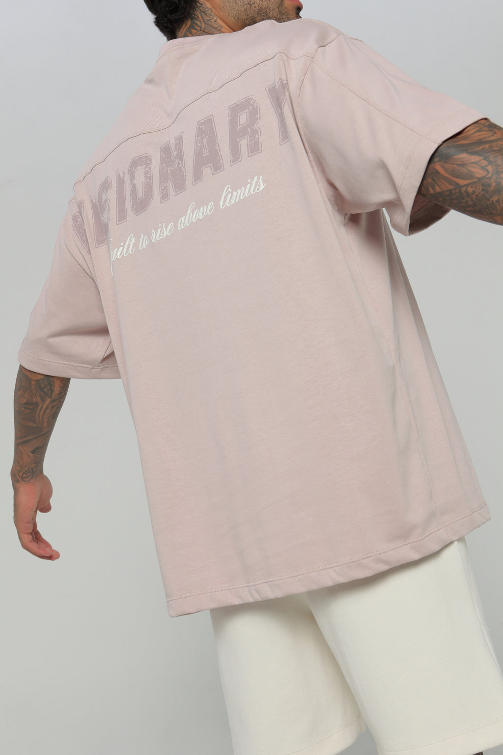 Camiseta hombre boxy fit cuello redondo con cortes