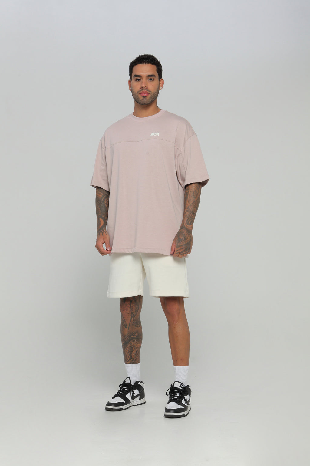 Camiseta hombre boxy fit cuello redondo con cortes