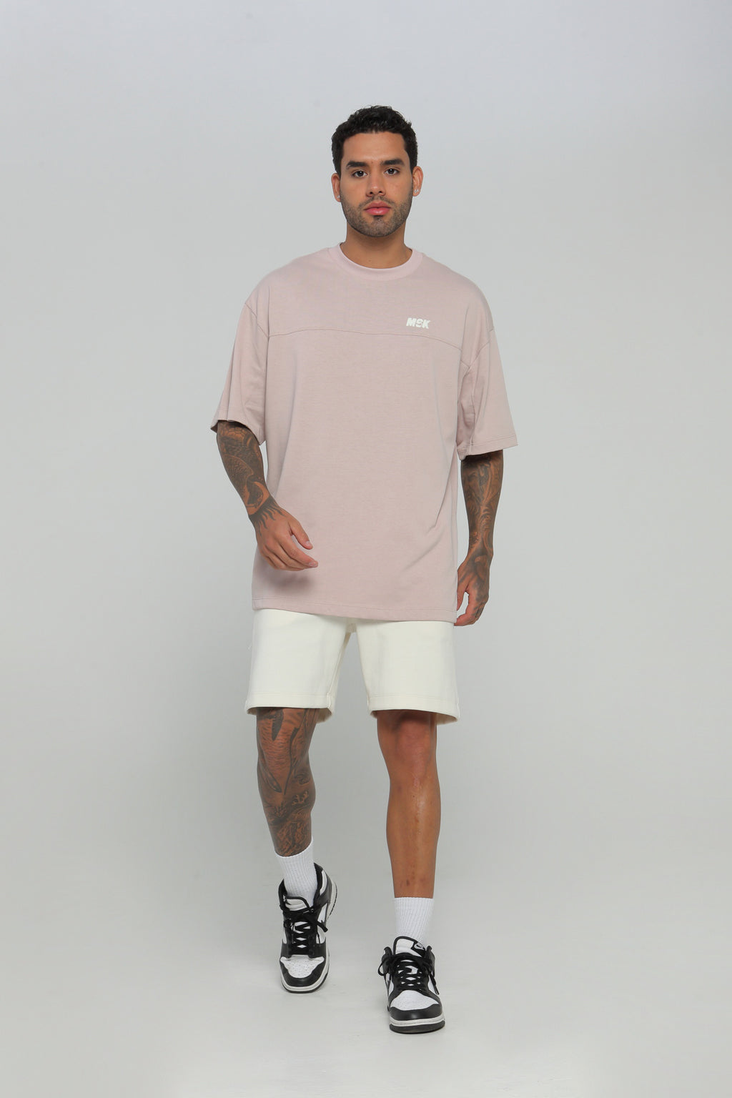 Camiseta hombre boxy fit cuello redondo con cortes