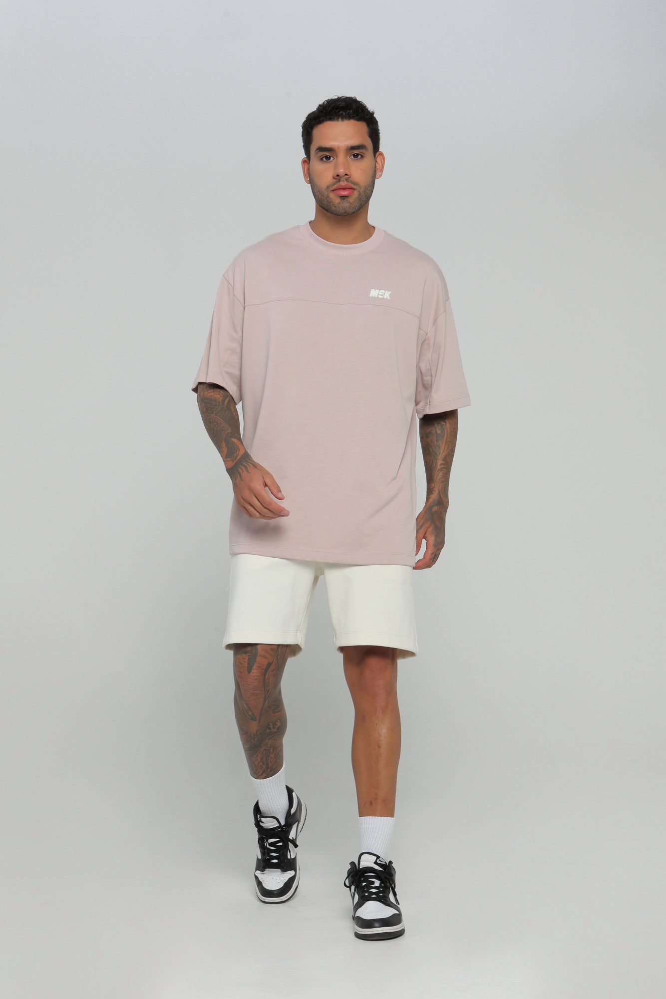 Camiseta hombre boxy fit cuello redondo con cortes