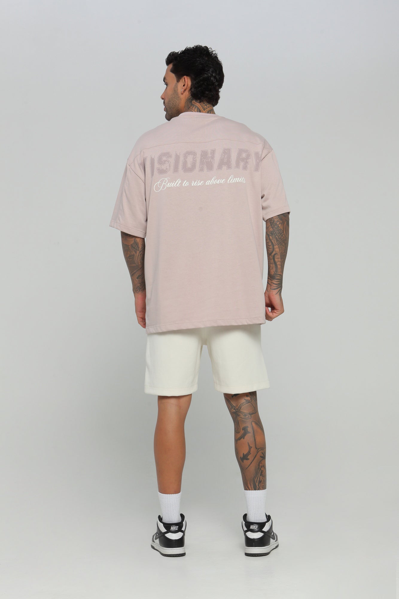 Camiseta hombre boxy fit cuello redondo con cortes
