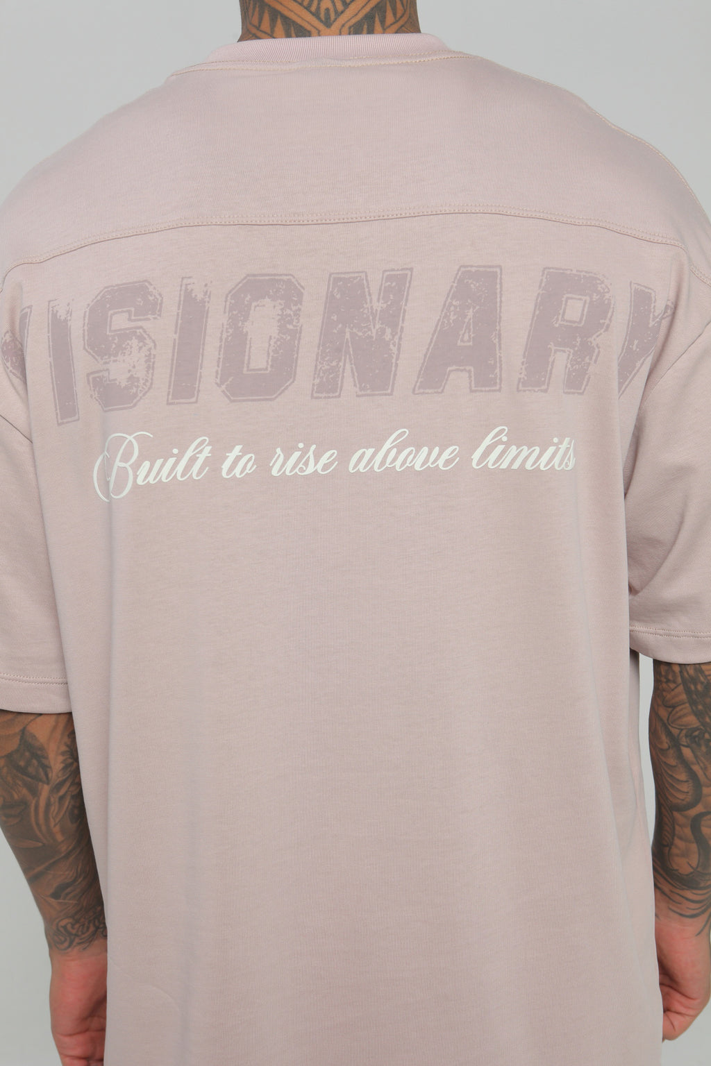 Camiseta hombre boxy fit cuello redondo con cortes