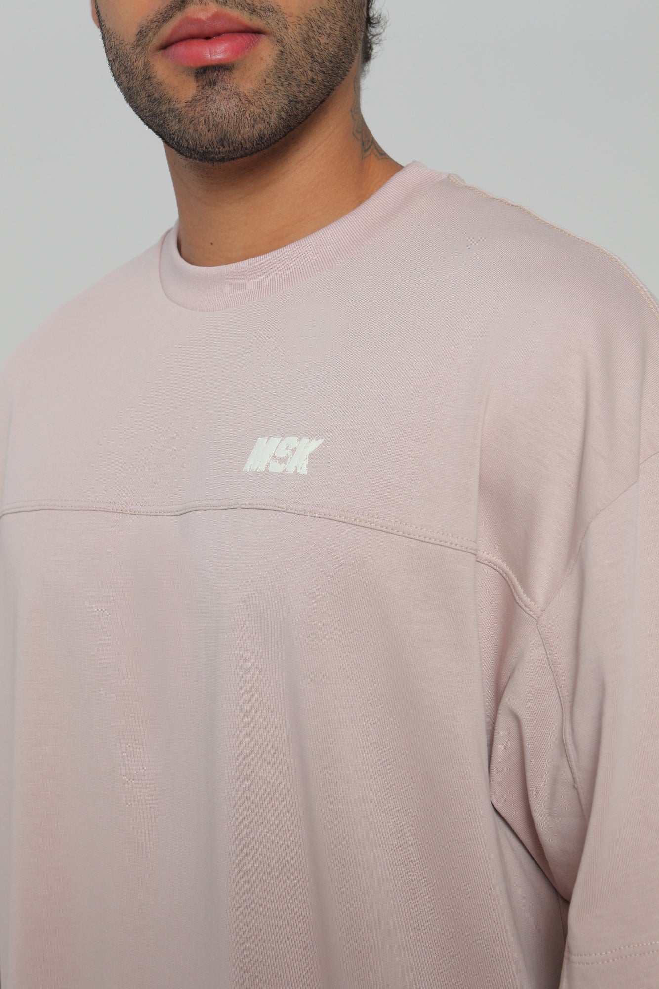 Camiseta hombre boxy fit cuello redondo con cortes