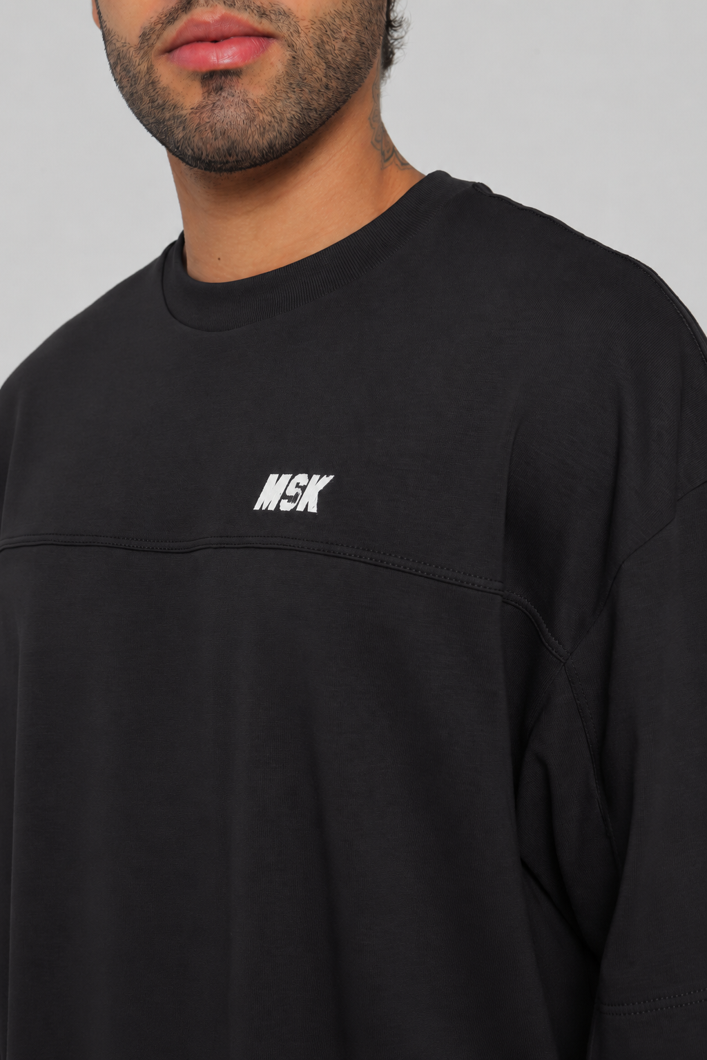 Camiseta hombre boxy fit cuello redondo con cortes