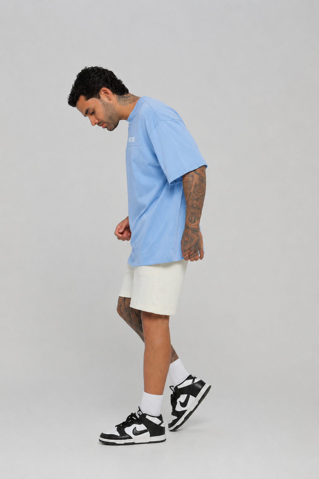 Camiseta hombre boxy fit cuello redondo con cortes