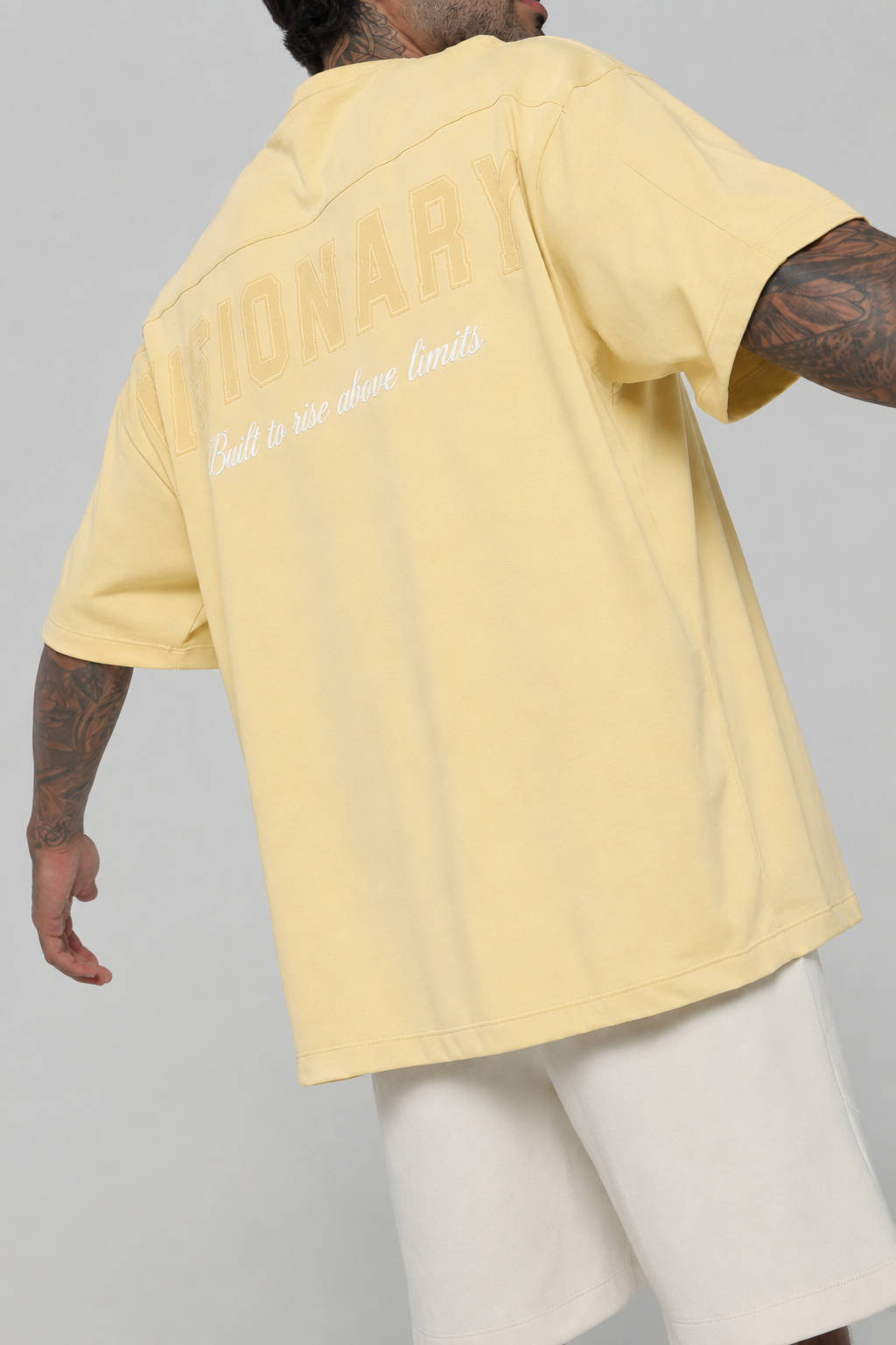 Camiseta hombre boxy fit cuello redondo con cortes